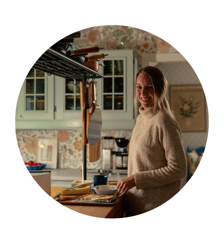 Kvinna kokar kaffe i köket