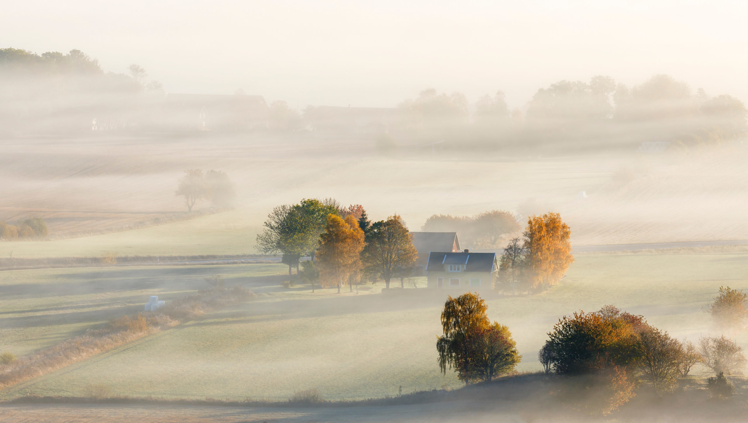 Bilden visar ett hus på den svenska landsbygden. Bilden är rogivande och ska symbolisera enkelhet