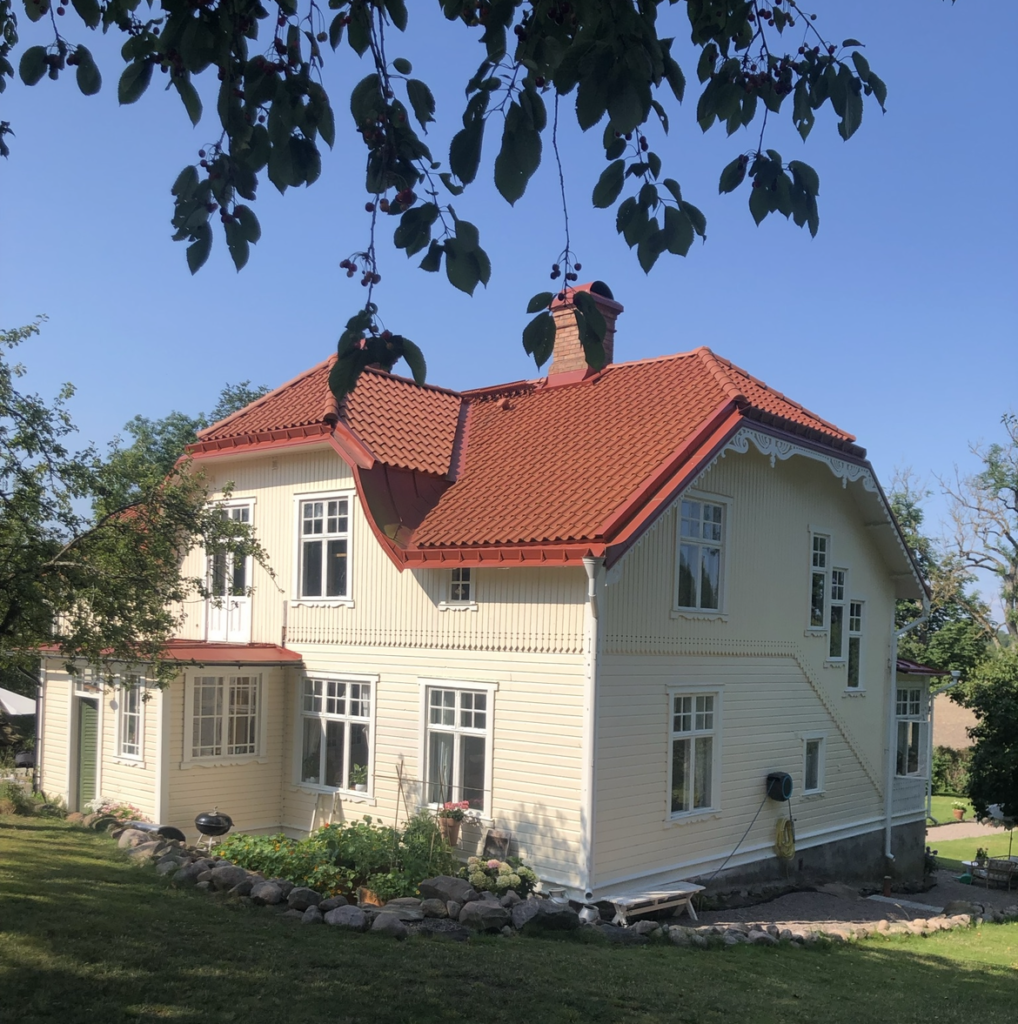 Gult hus från sekelskiftet 1900 i odensåker mellan skövde och mariestad