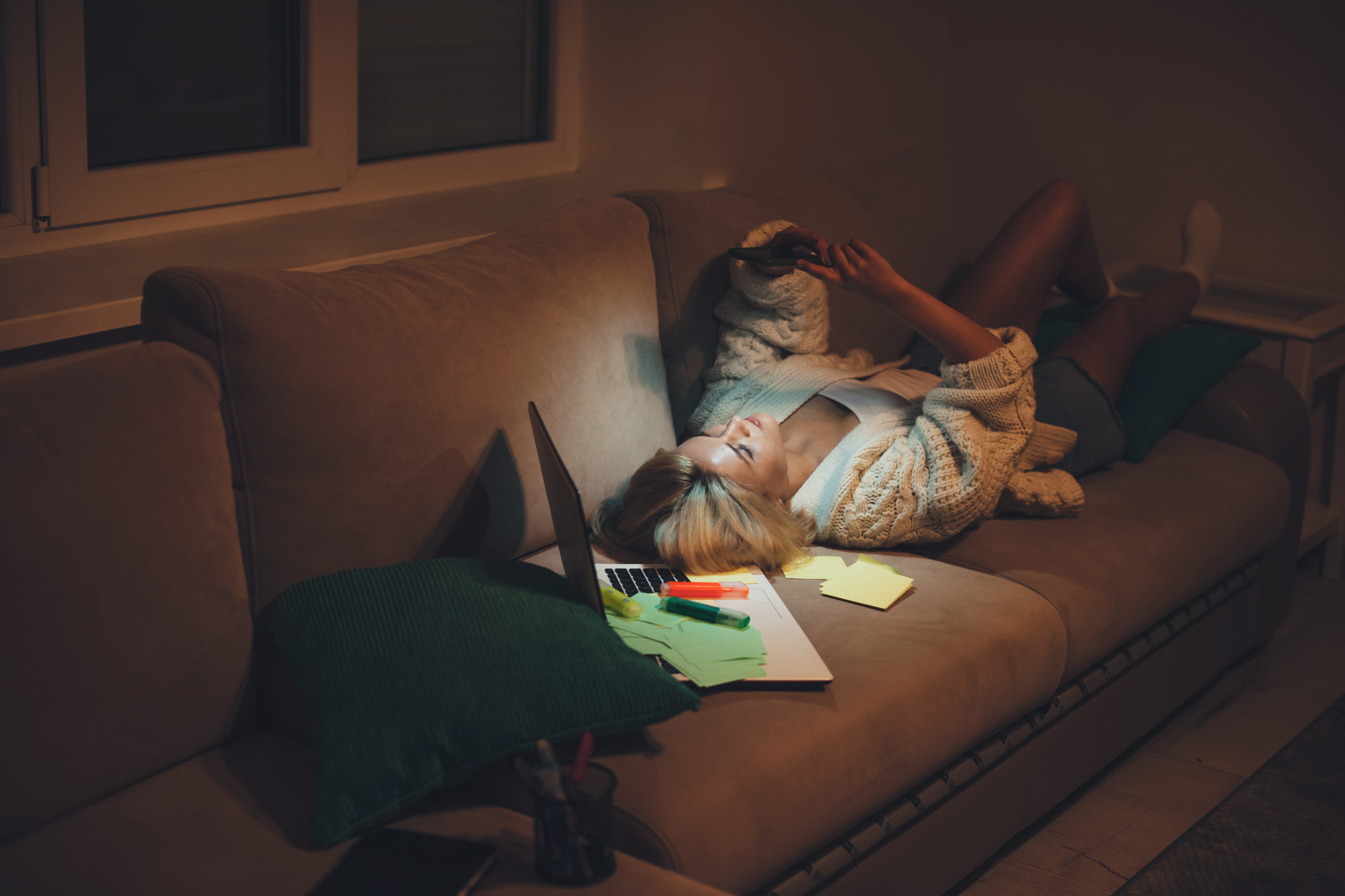 Student pluggar sen natt